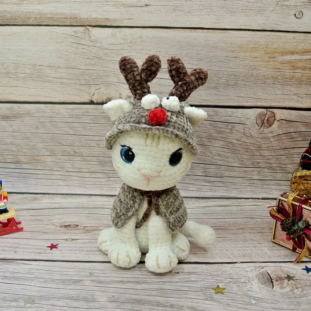 Chat blanc au crochet avec son chapeau et son habit de renne