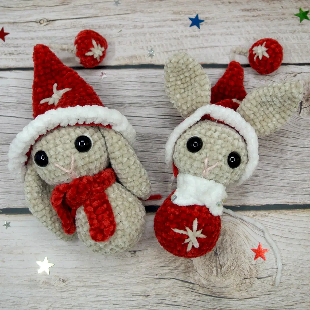 Deux lapins au crochet de Noël en cours de réalisation
