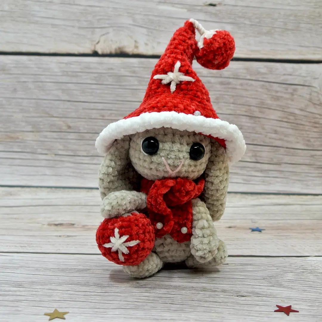 Lapin au crochet de Noël et ses accessoires en rouge