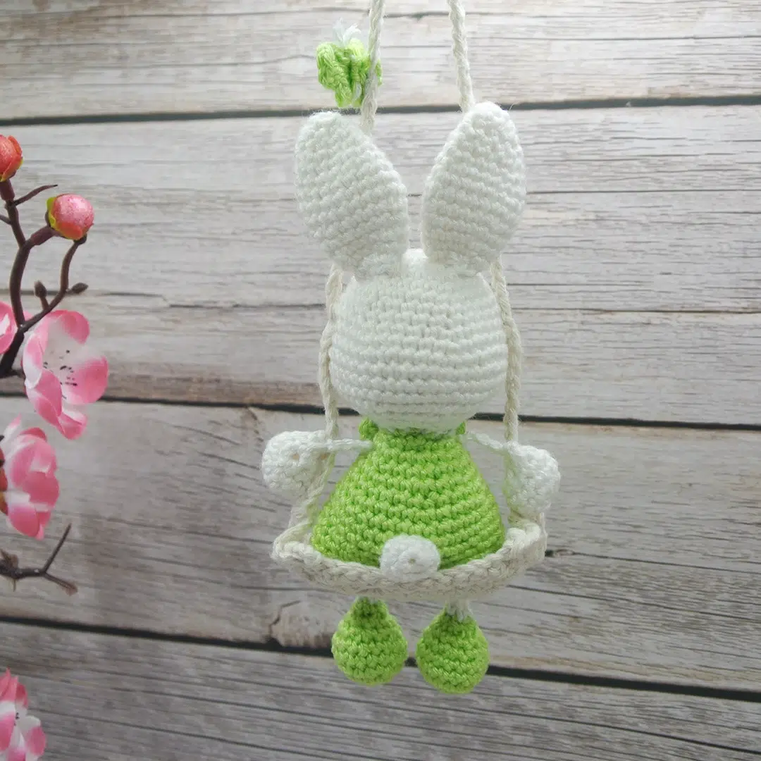 Lapin au crochet pendentif vert vu de dos