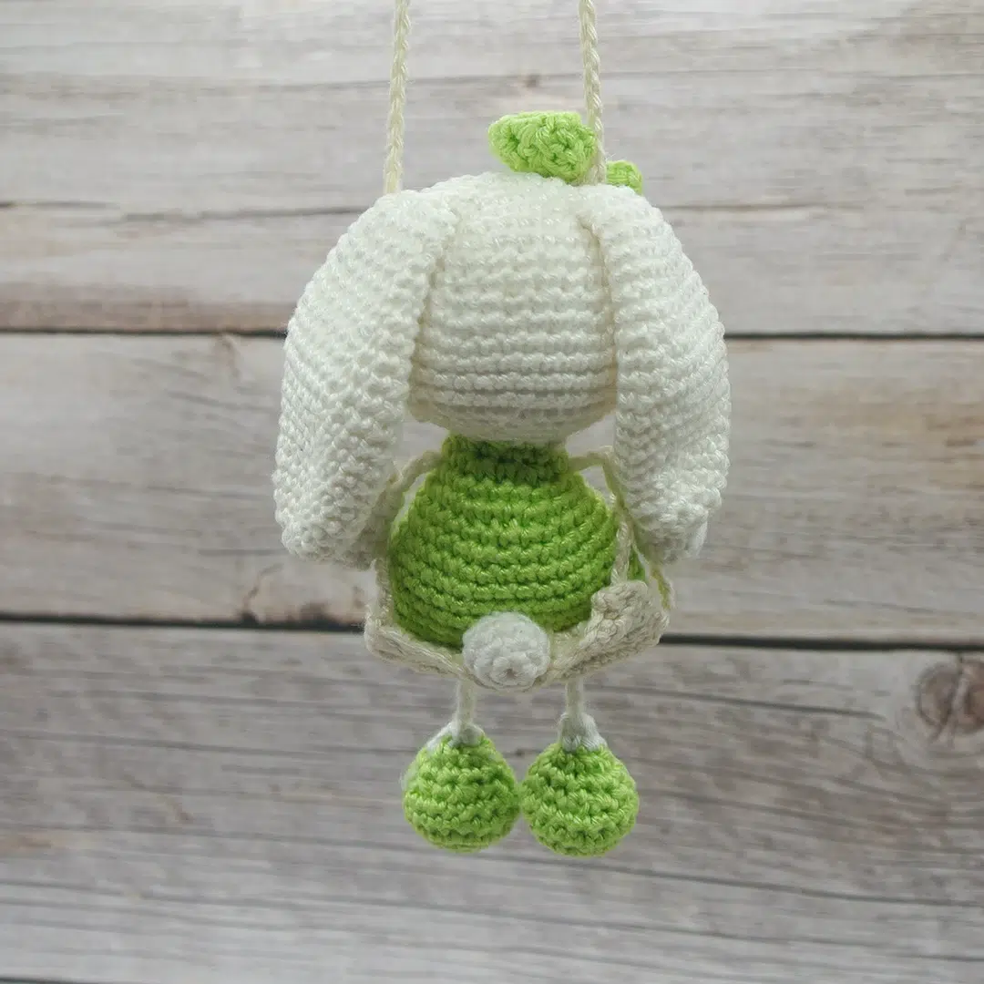 Lapin au crochet pendentif vert et son nœud vert vu de dos