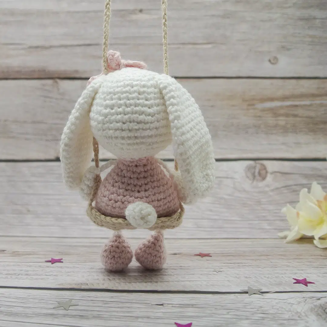 Lapin au crochet pendentif rose et son nœud rose vu de dos