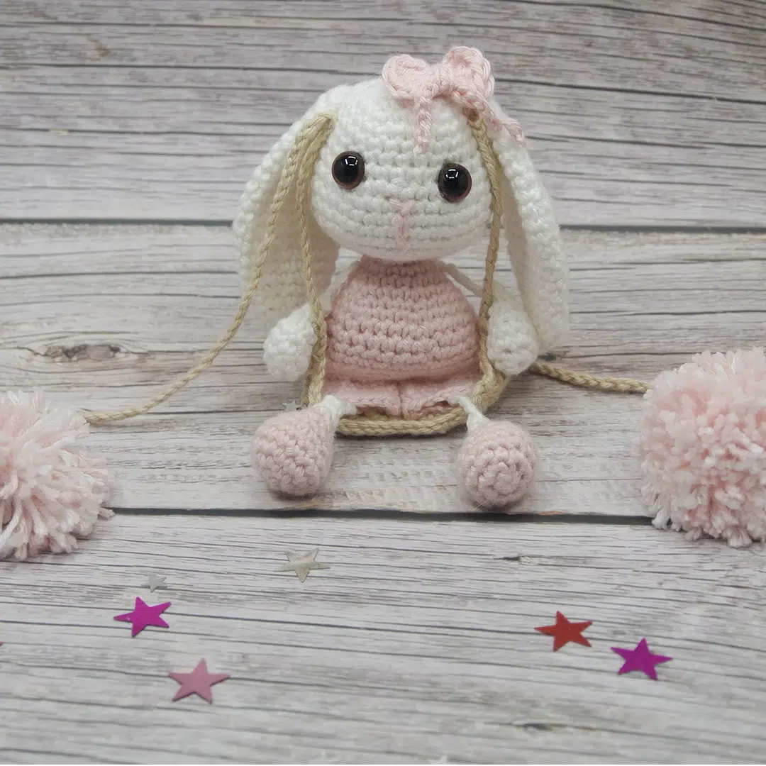 Lapin au crochet pendentif rose et son nœud rose