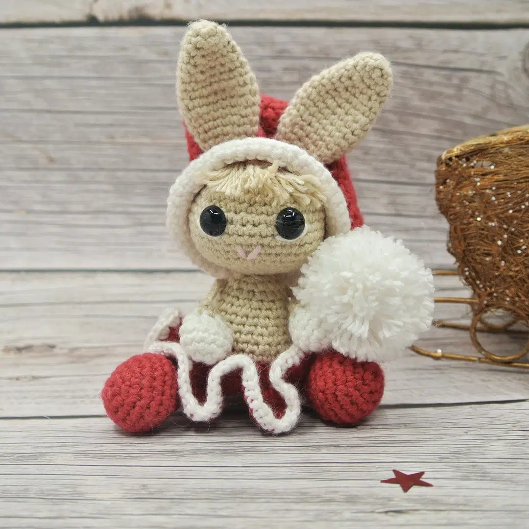 Modèle au crochet Bambola lapine de Noël et ses habits de Noël