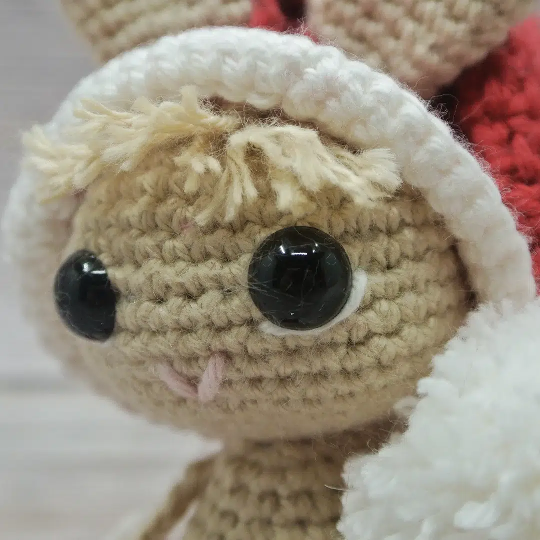 Modèle au crochet Bambola lapine de Noël vu de près