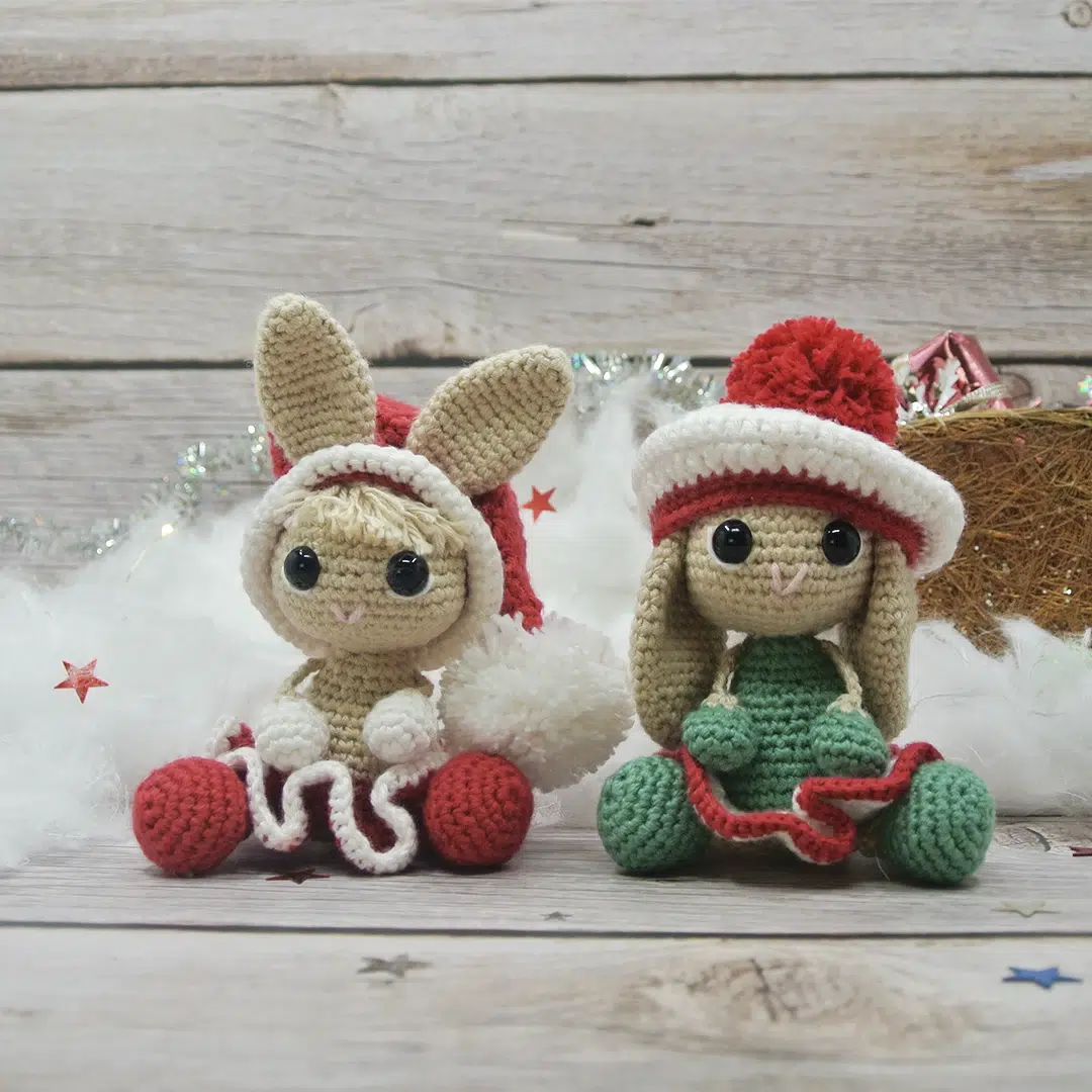 Modèle au crochet de deux Bambolas lapines de Noël et leurs habits