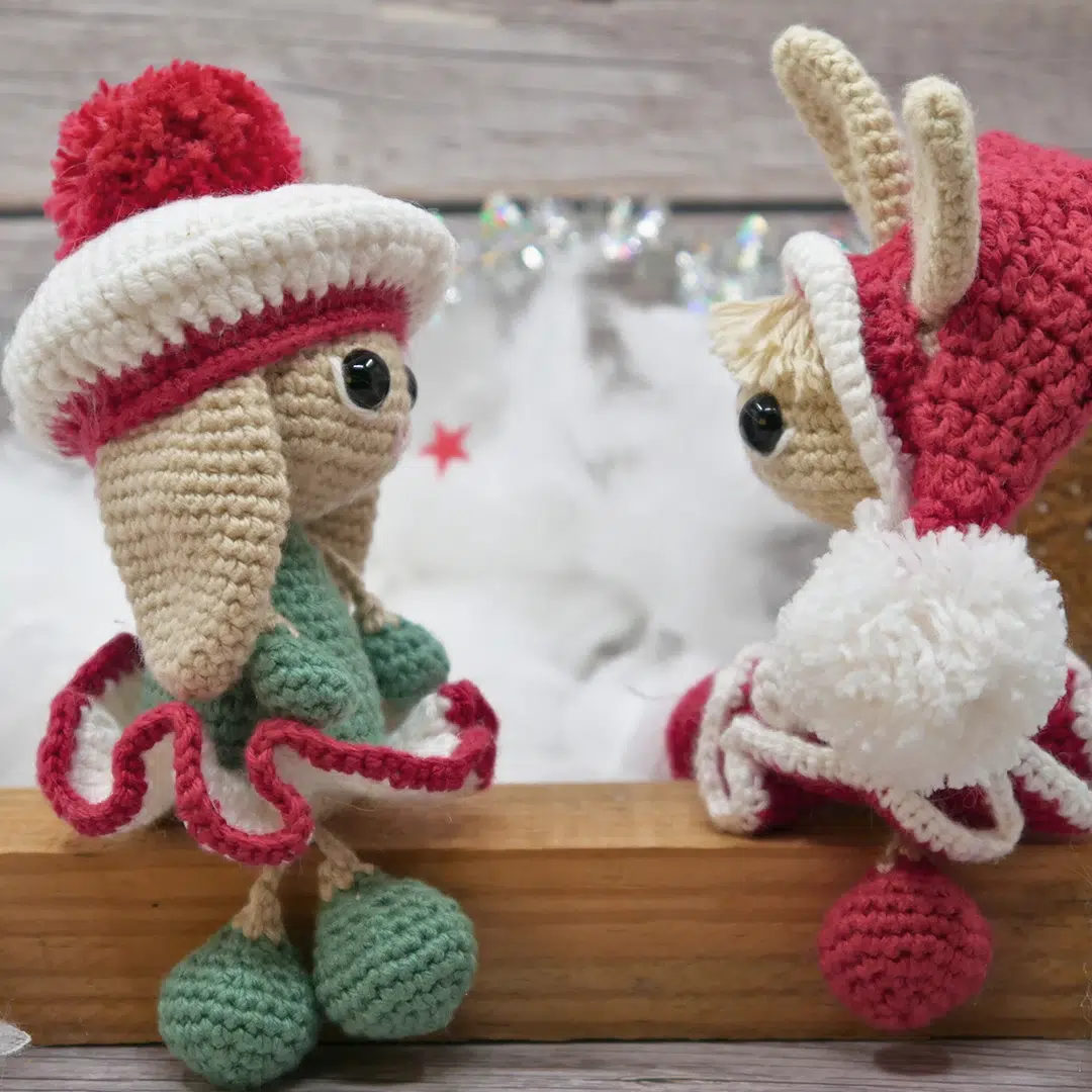 Modèle au crochet de deux Bambolas lapines de Noël