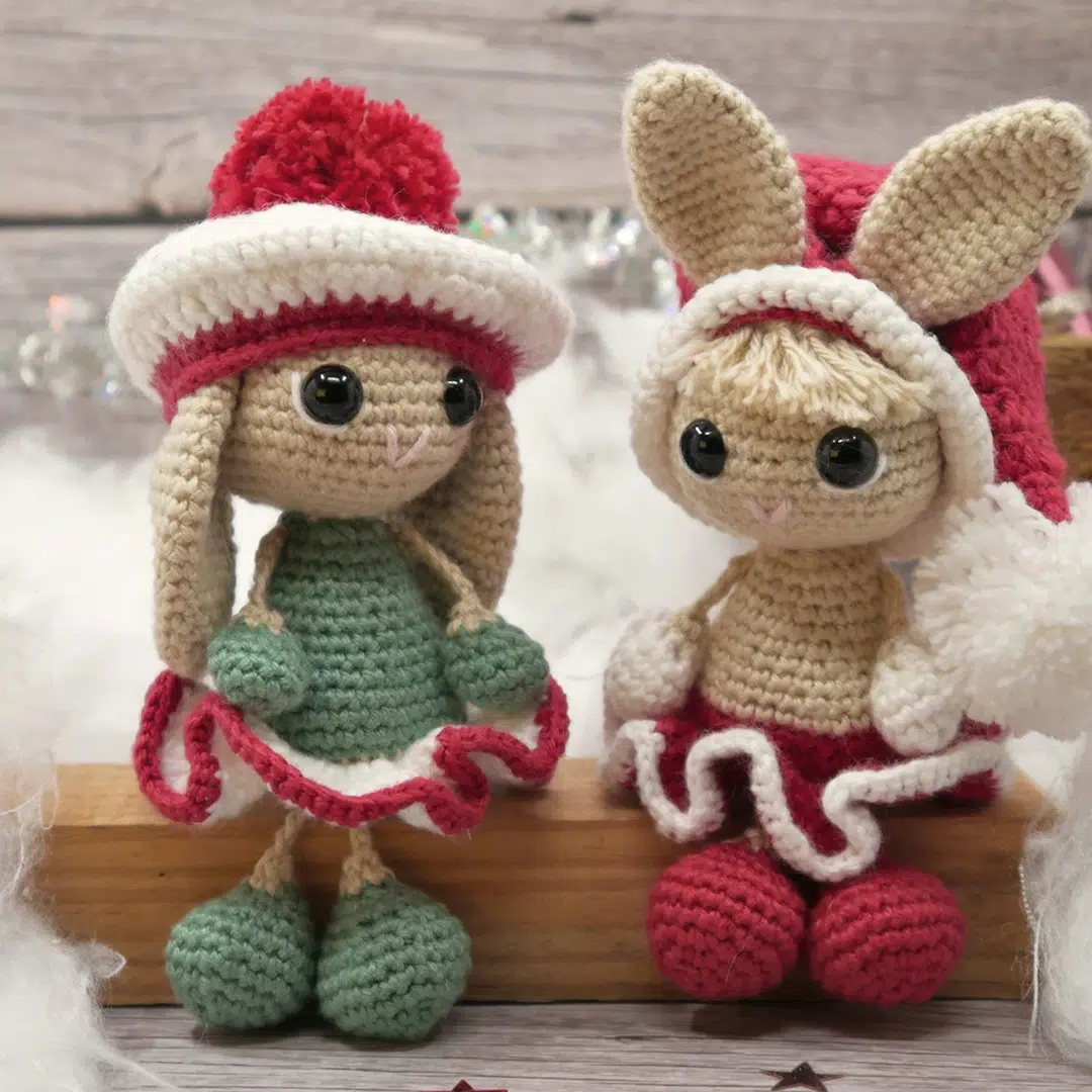 Modèle au crochet de deux Bambolas lapine de Noël