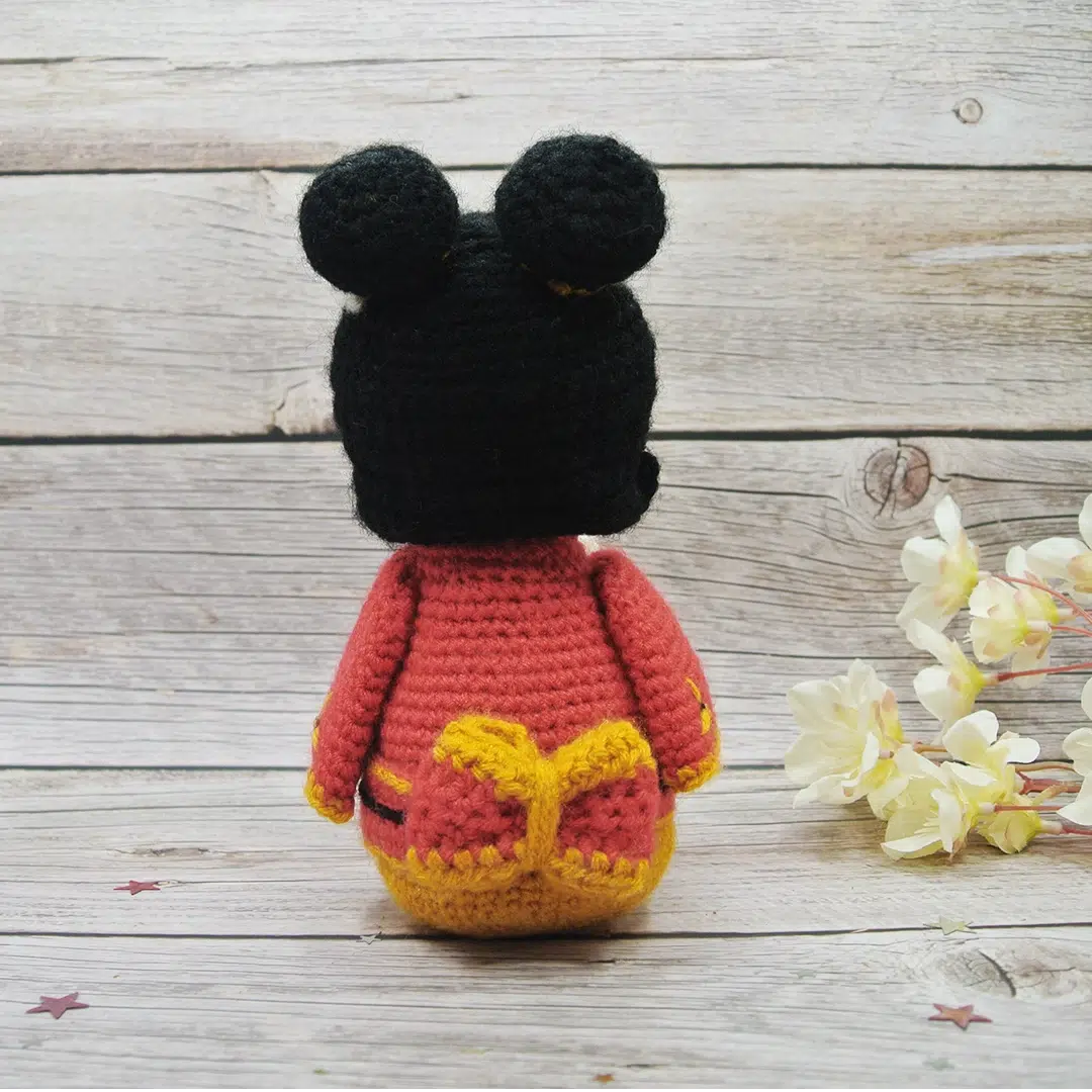 Modèle Kokeshi Akina au crochet vu de dos