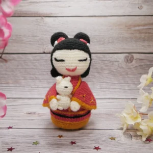 Deux-Kokeshis-animaux-face Modèle Kokeshi Akina au crochet