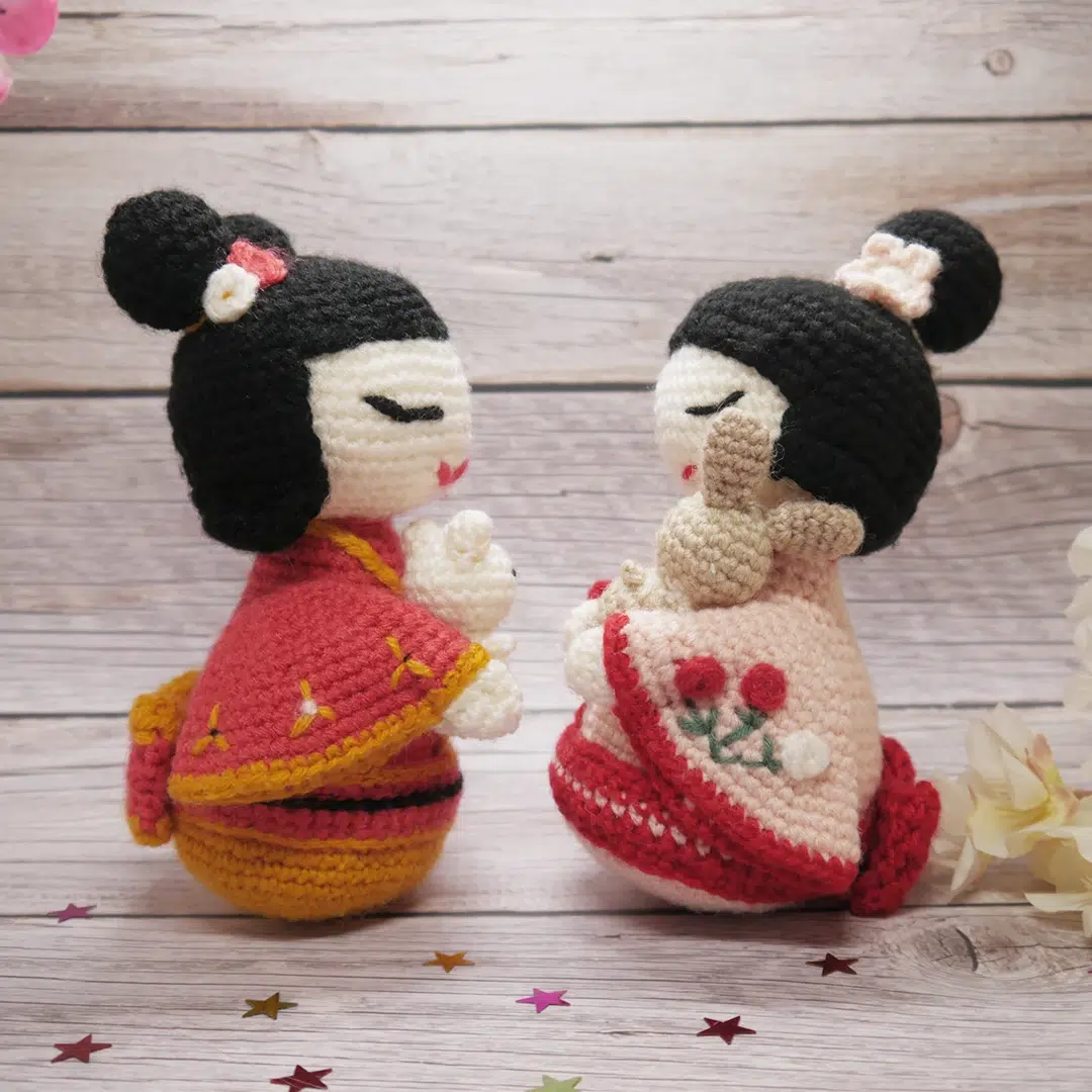Modèle de deux Kokeshis au crochet avec un chat et un lapin