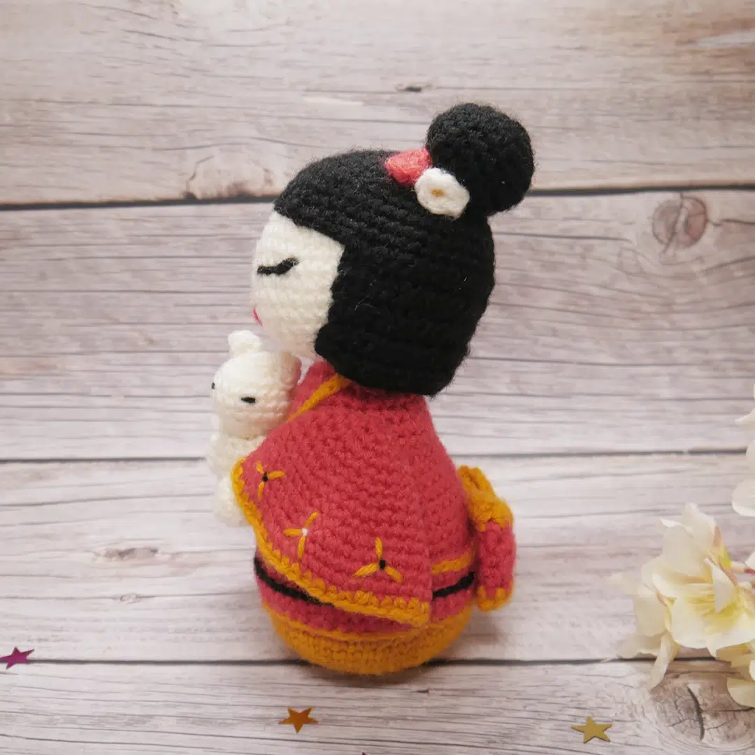 Modèle Kokeshi au crochet Natsuki et son chat, vu de profil