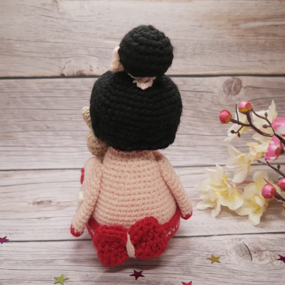 Amigurumi Kokeshi et son animal au crochet vu de dos