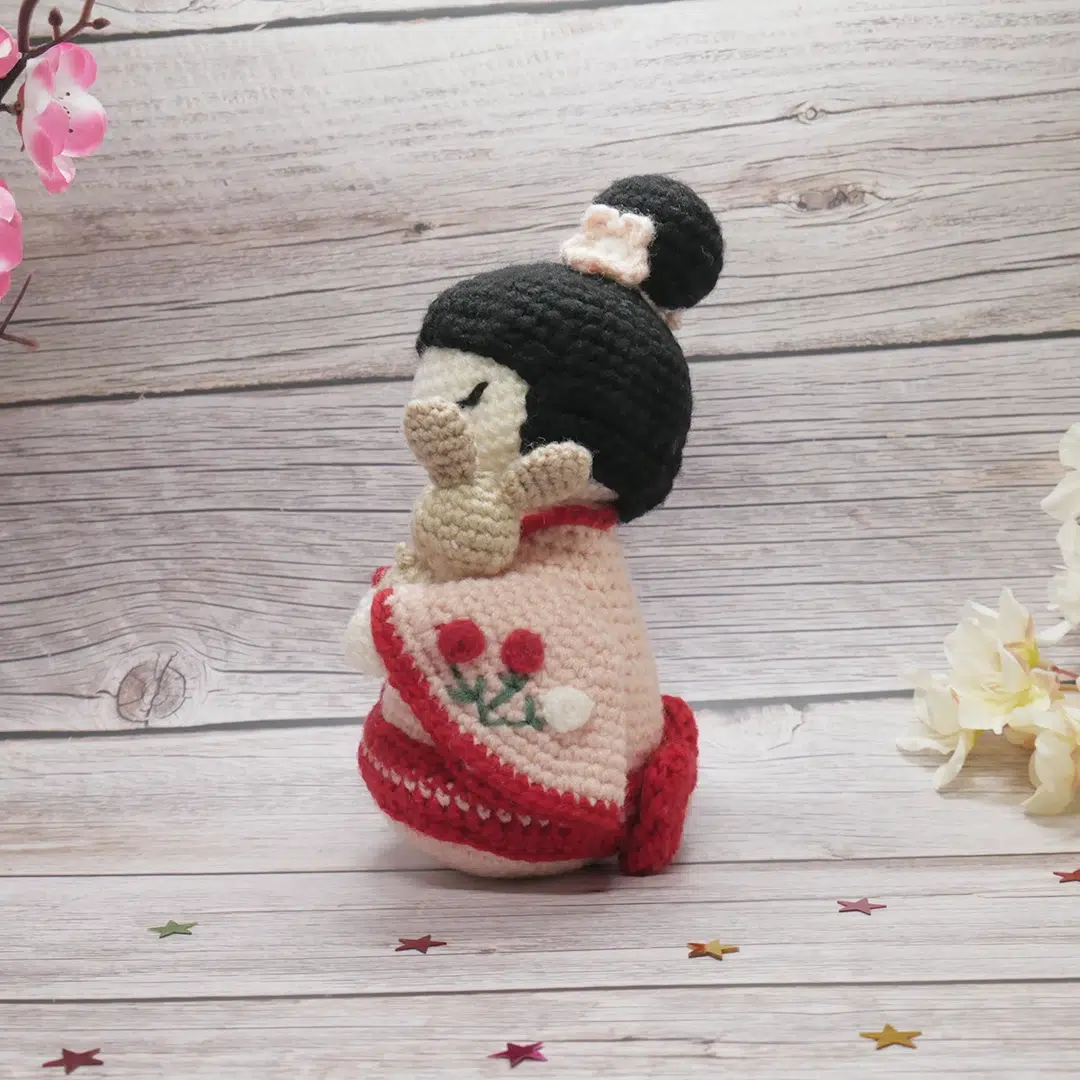 Amigurumi Kokeshi et son animal au crochet vu de profil
