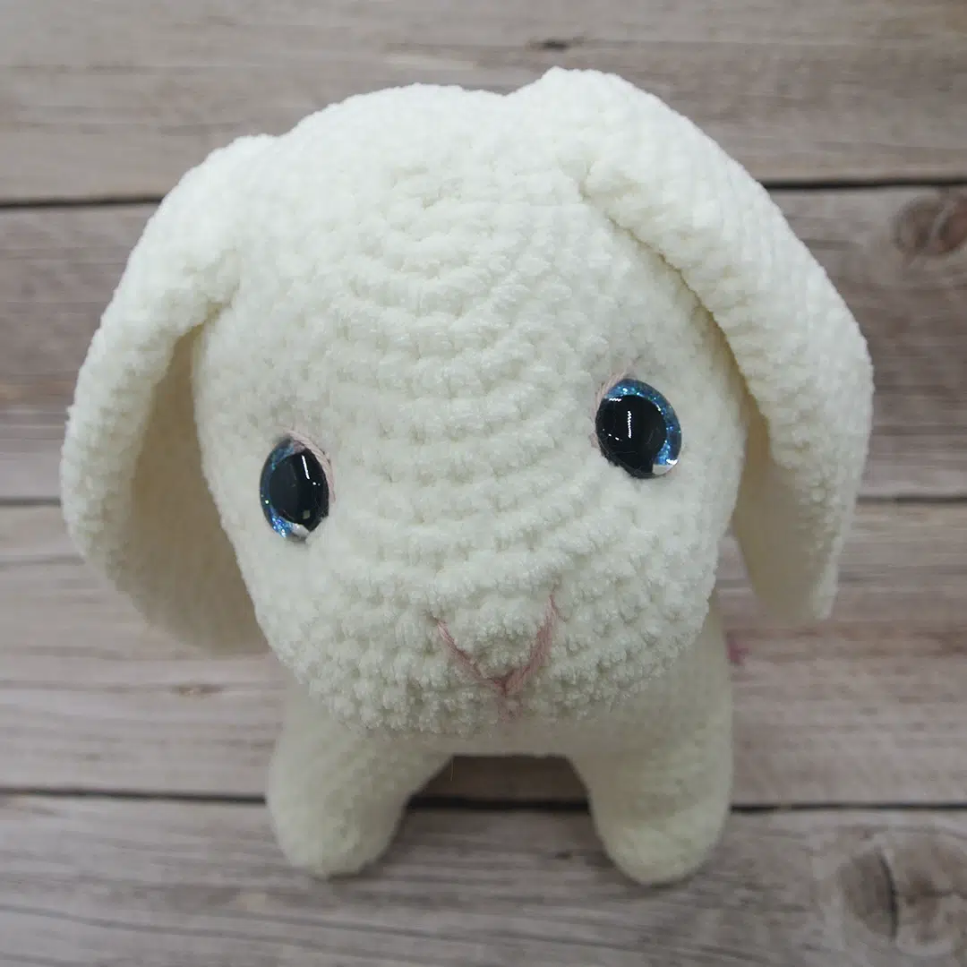 Lapin bélier au crochet vu de face