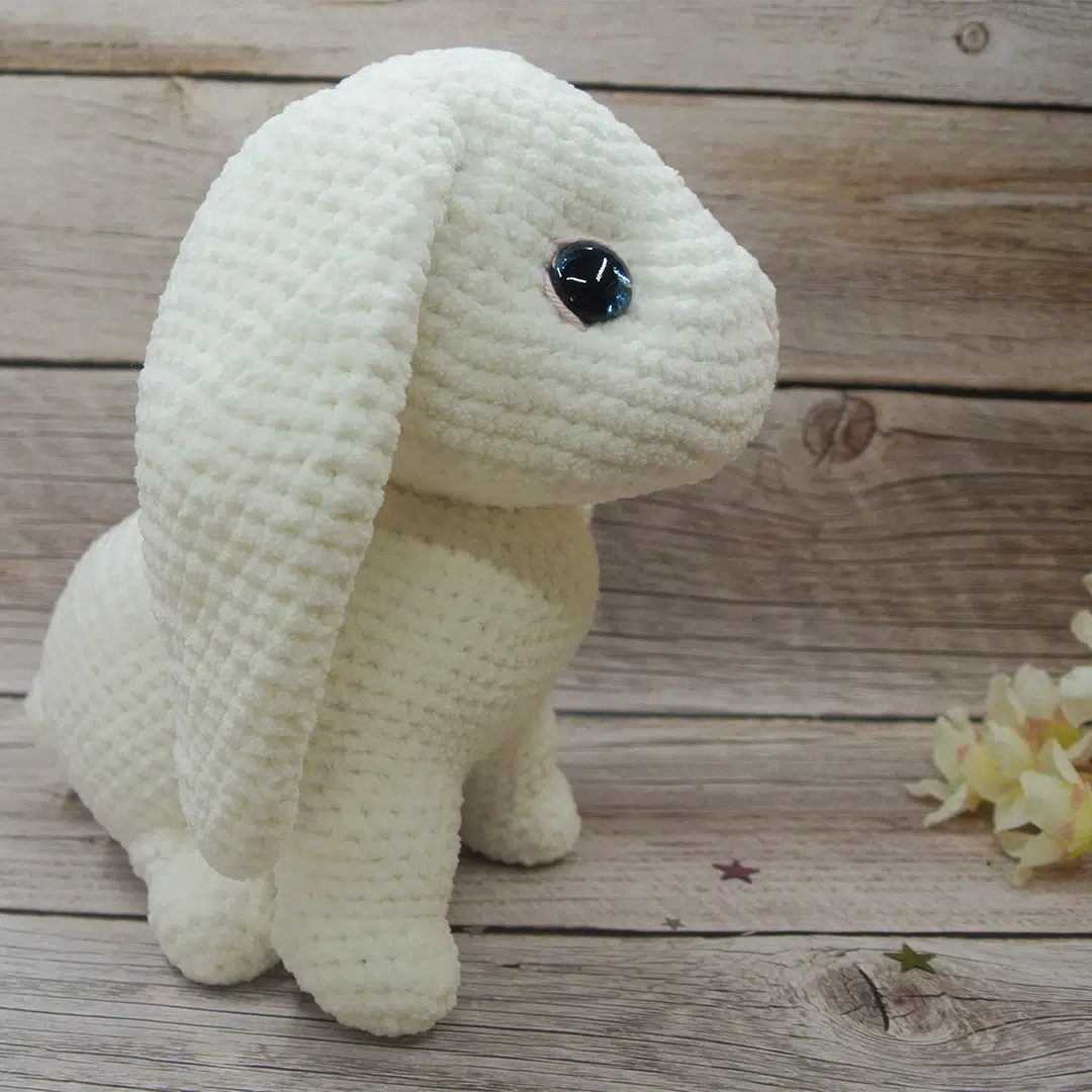 Lapin bélier au crochet vu de profil