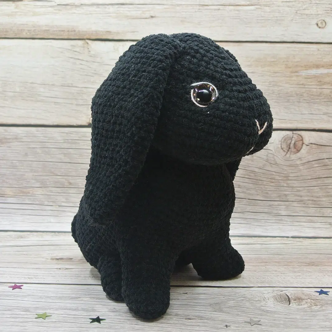 Lapin bélier noir au crochet vu de profil