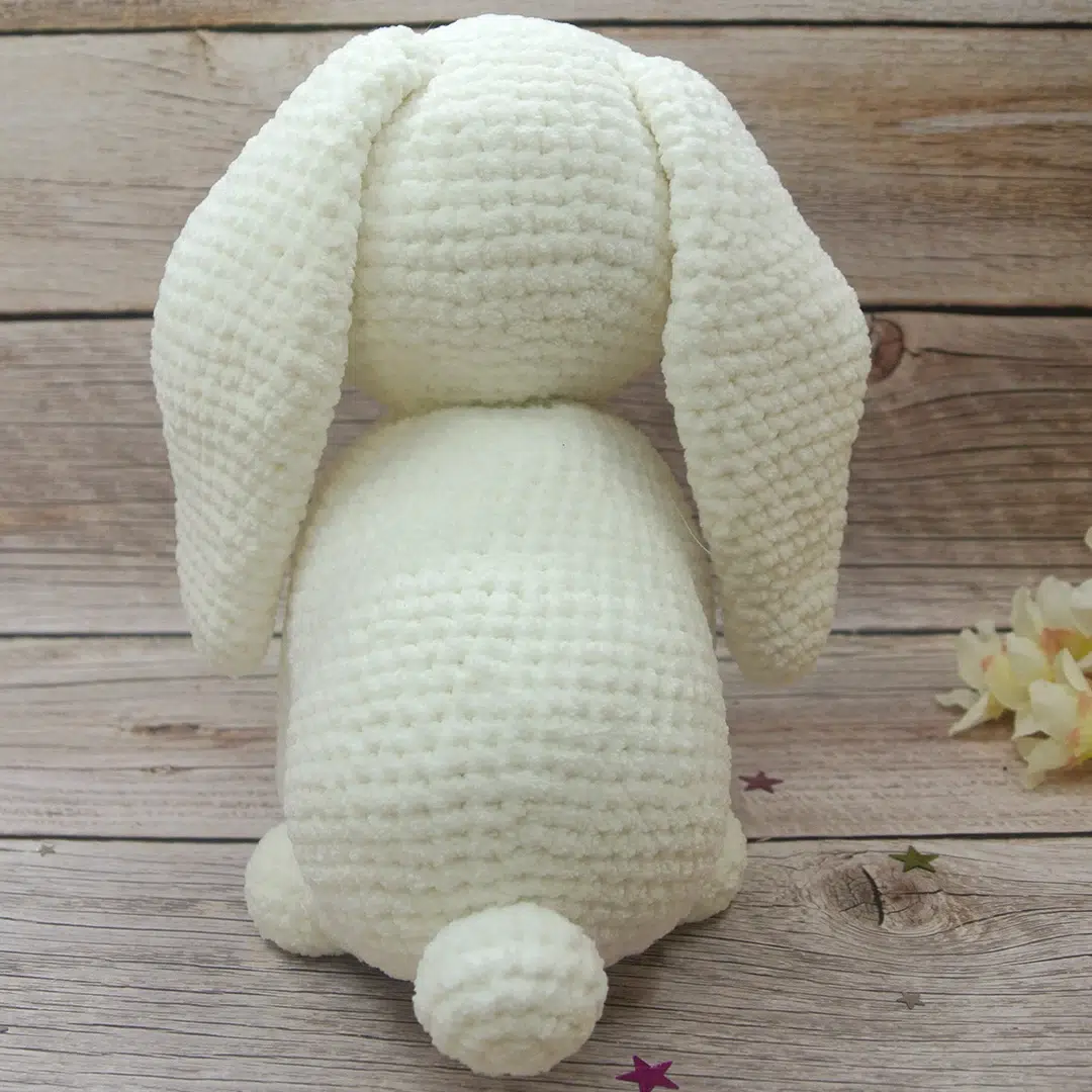 Lapin bélier au crochet vu de dos