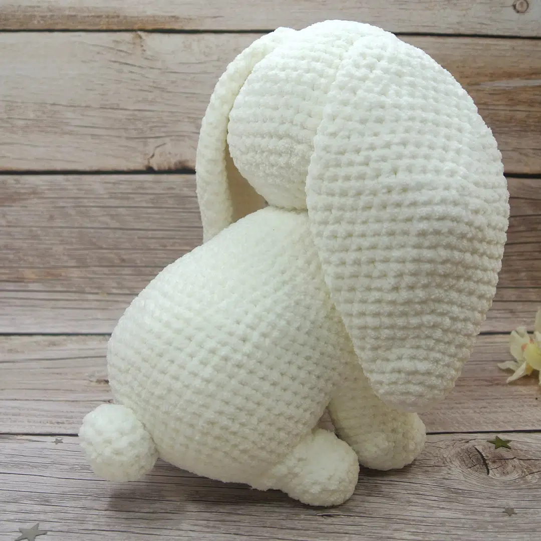 Lapin bélier au crochet vu de côté
