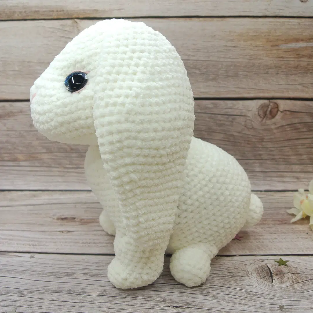 Lapin bélier au crochet vu de profil