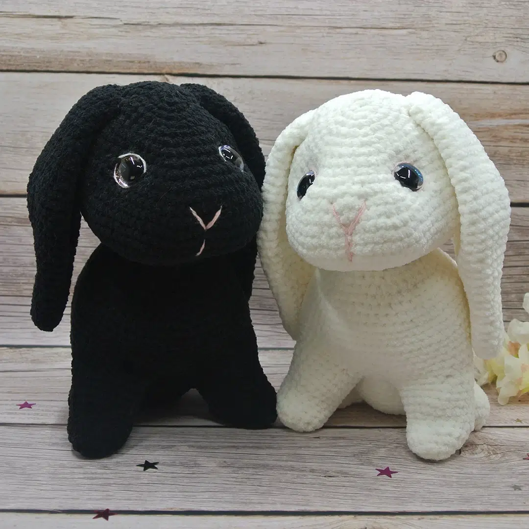 Deux lapins béliers au crochet