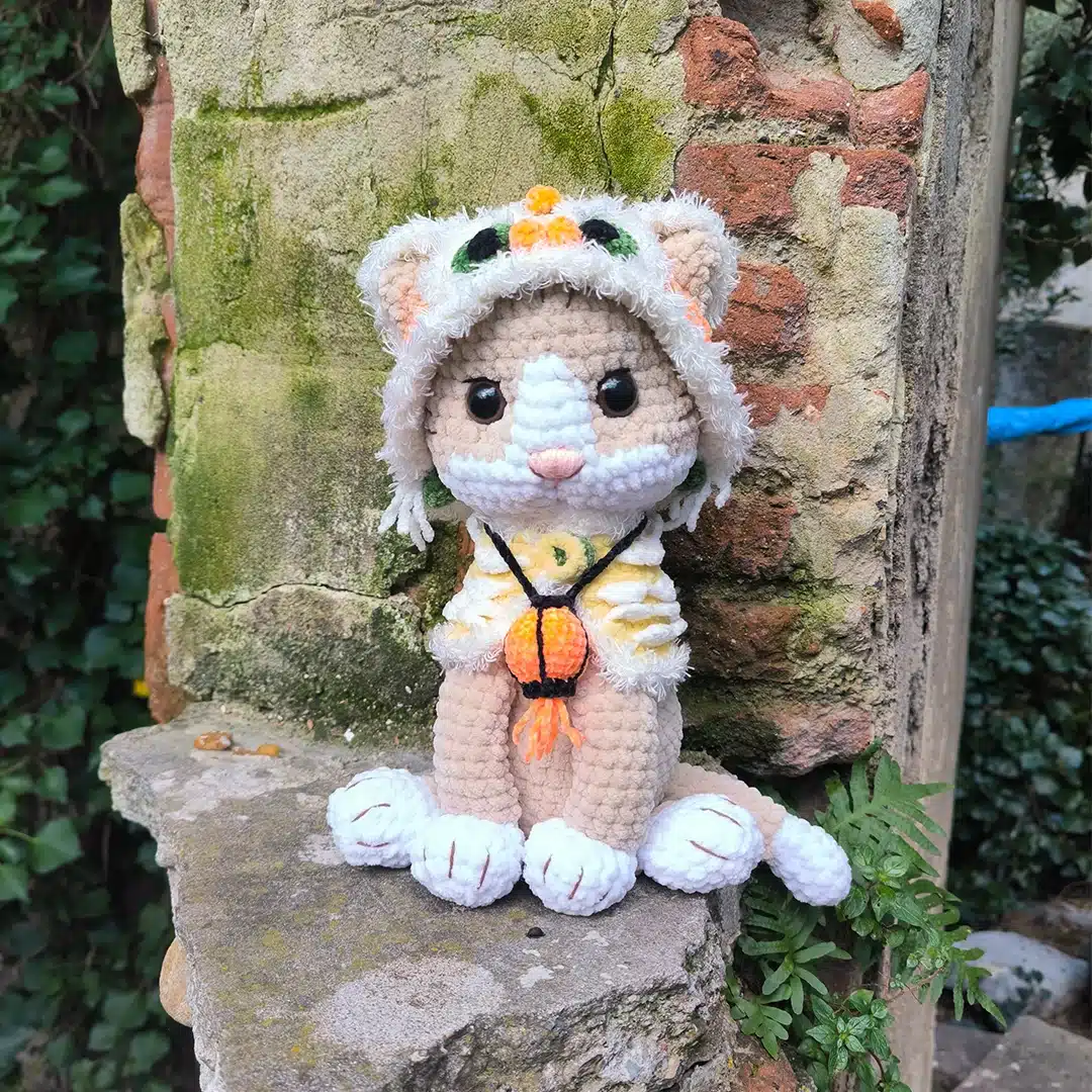 Shishimao le chat au crochet avec son habit de dragon jaune