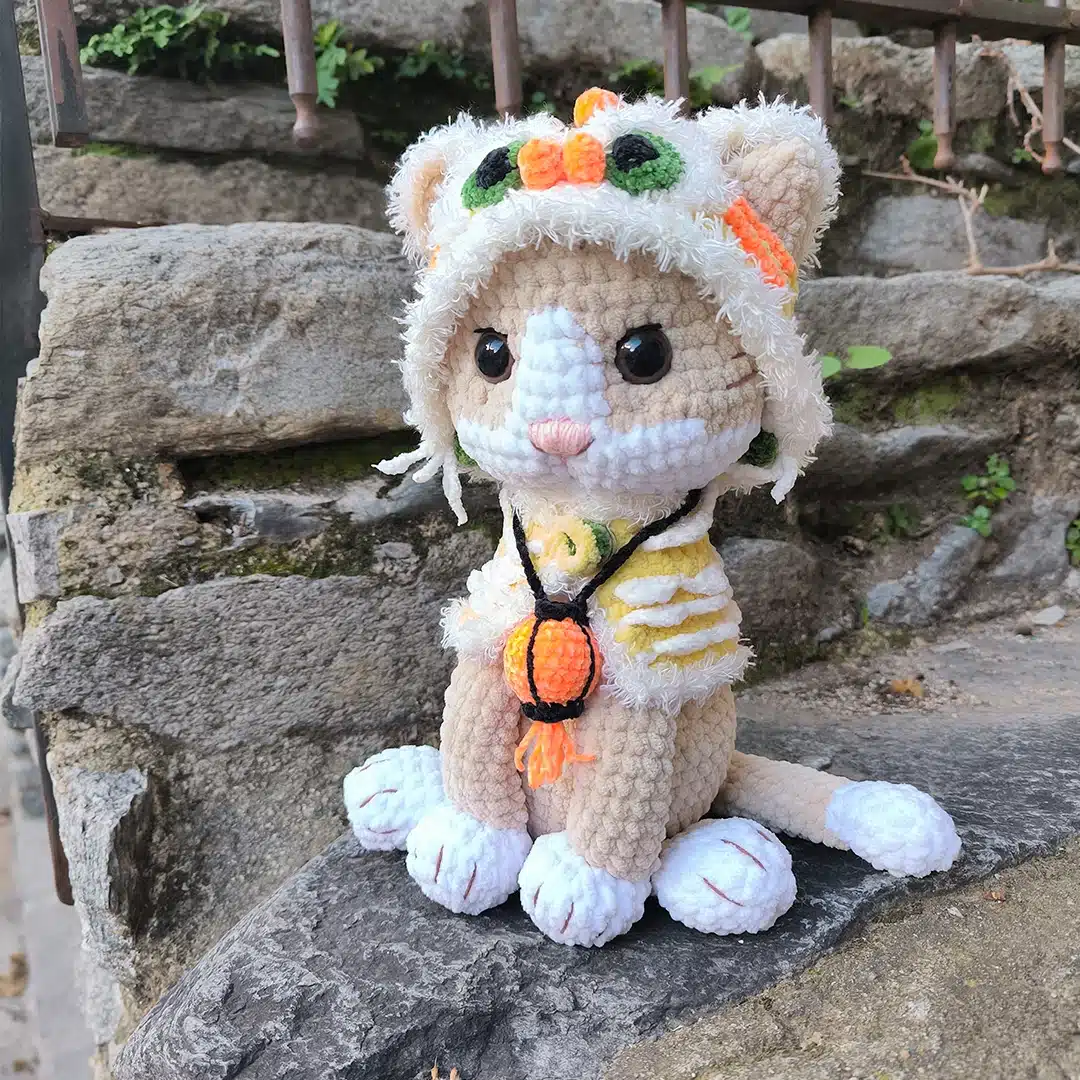 Shishimao amigurumi chat avec son habit de dragon jaune