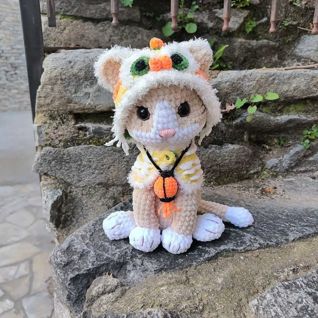 Amigurumi chat Shishimao au crochet avec son habit de dragon jaune