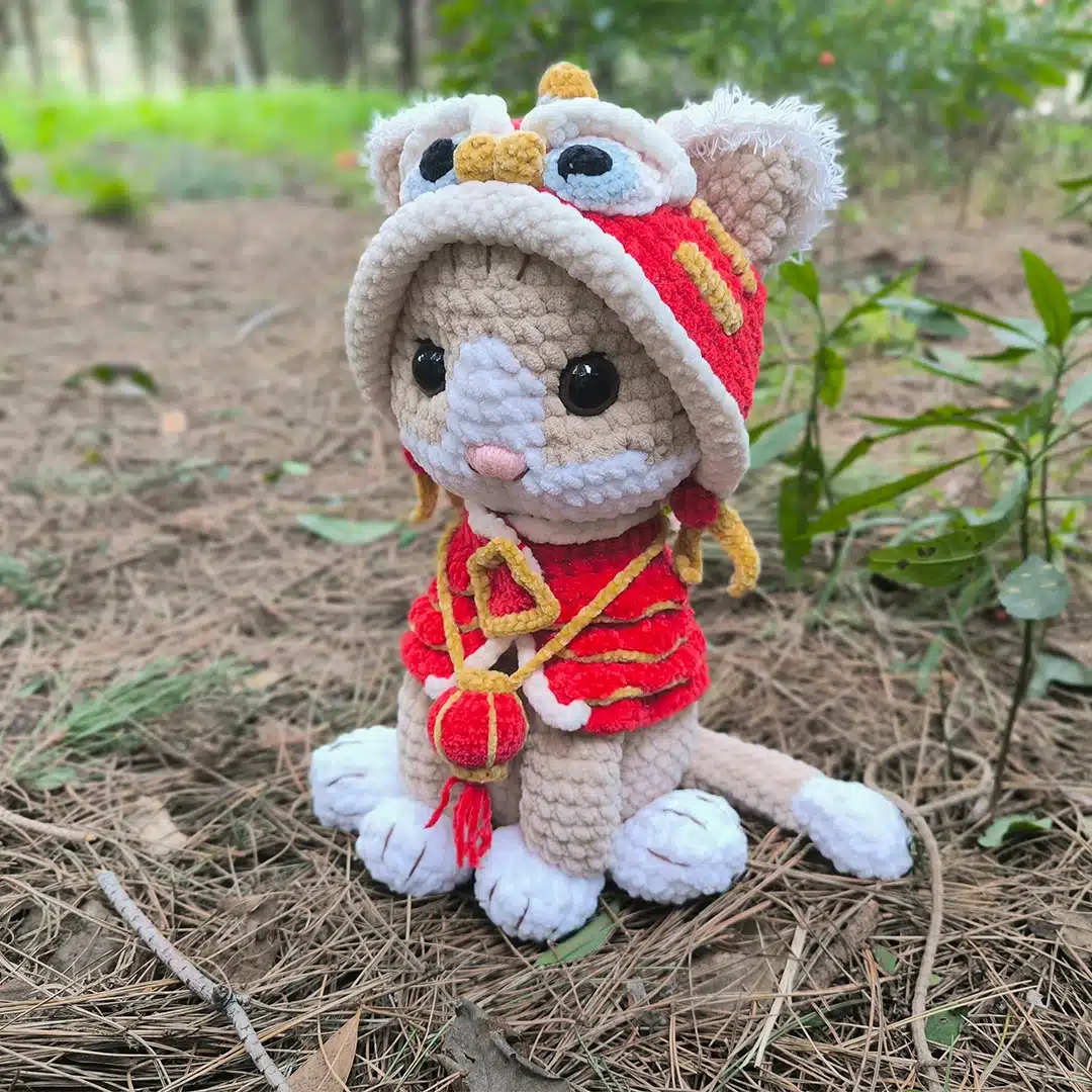 Shishimao amigurumi chat avec son habit de dragon rouge