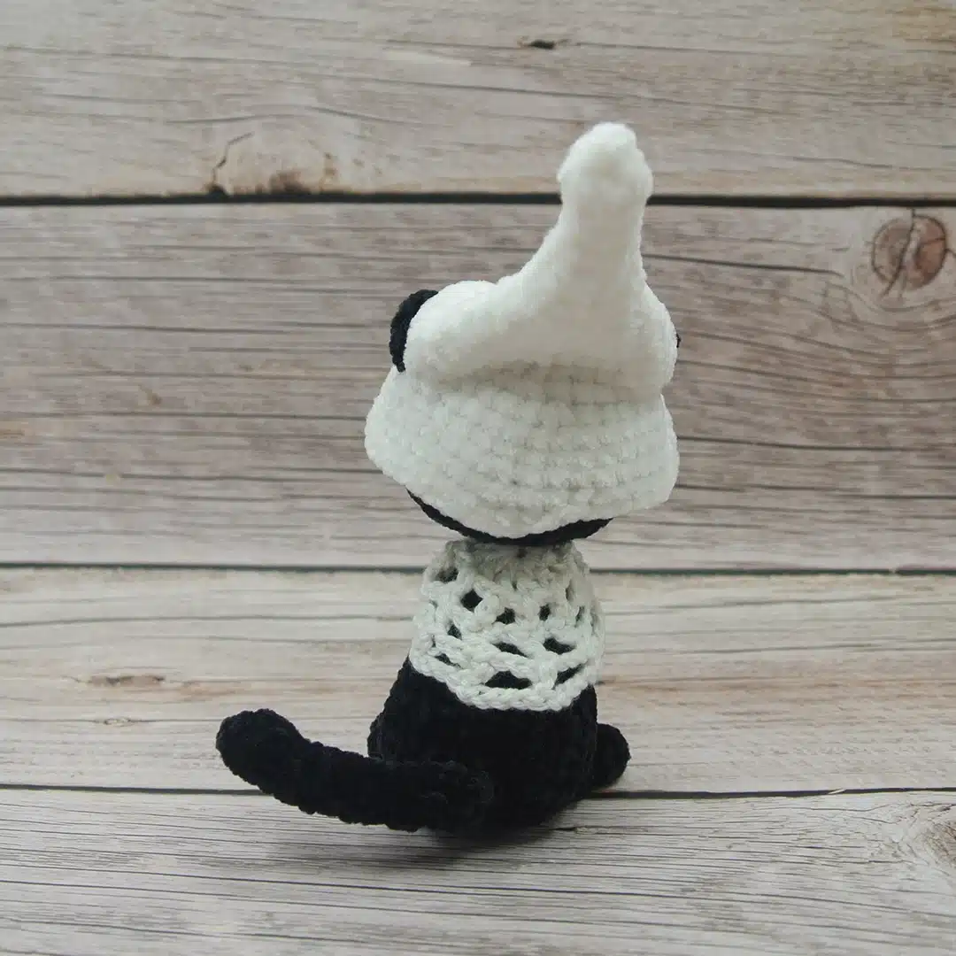 Chat noir amigurumi pour Halloween avec son déguisement blanc