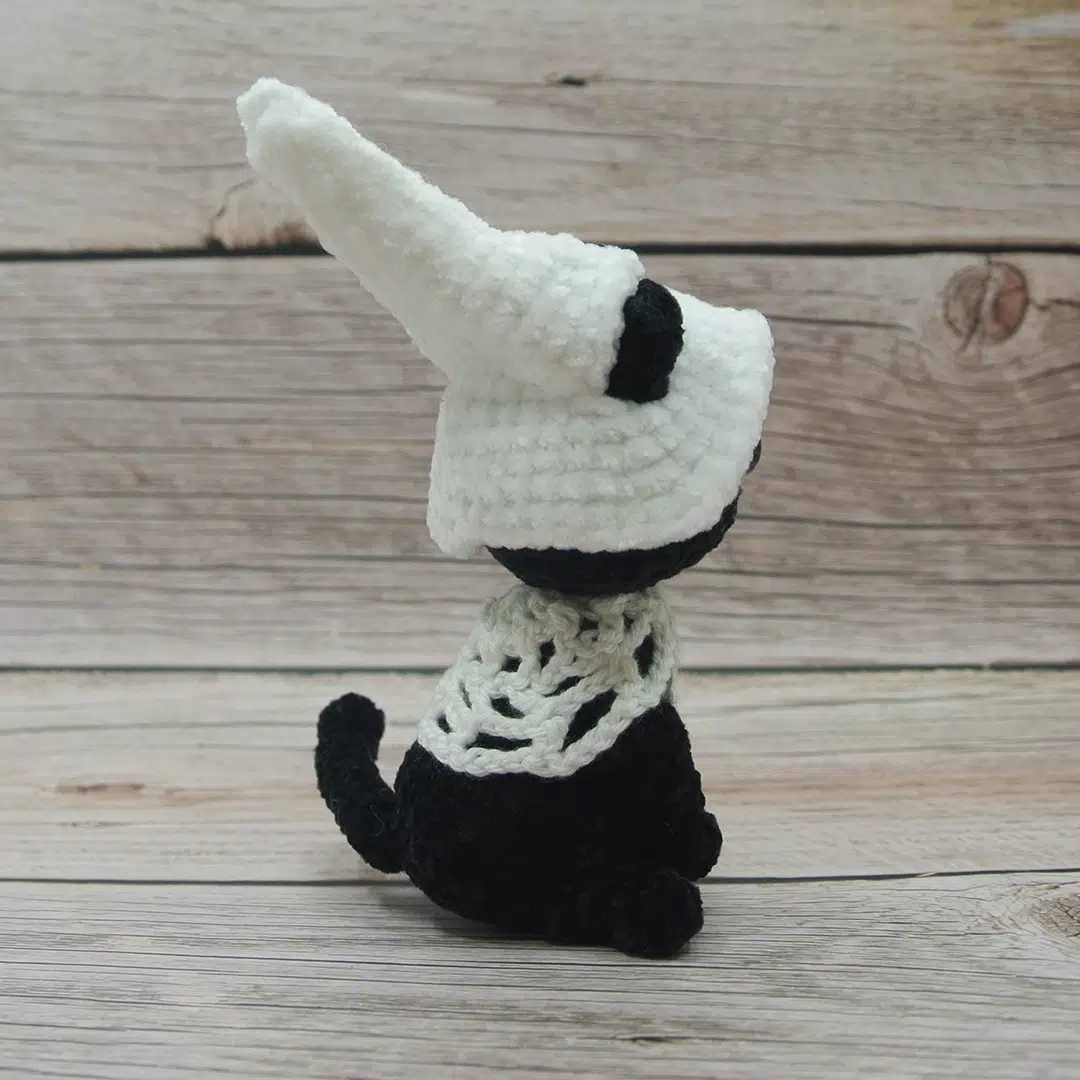 Amigurumi chat noir sorcier d'Halloween et son déguisement blanc