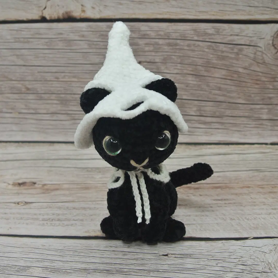 Amigurumi chat noir d'Halloween avec son bonnet blanc de sorcier
