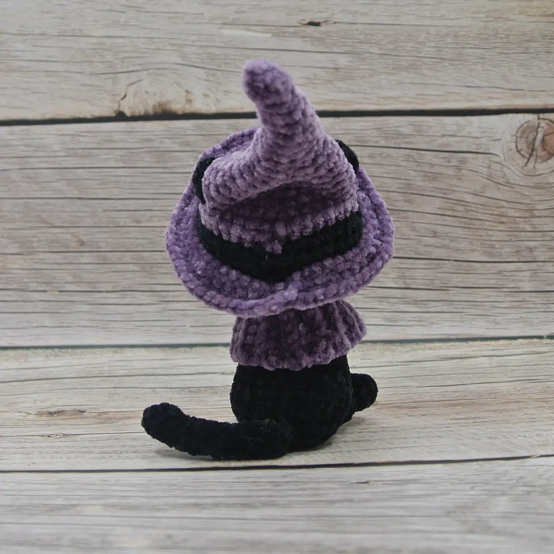 Amigurumi chat noir sorcier d'Halloween avec son déguisement violet