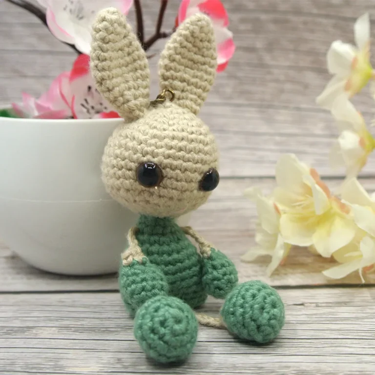 Lapin au crochet porte-clés assis