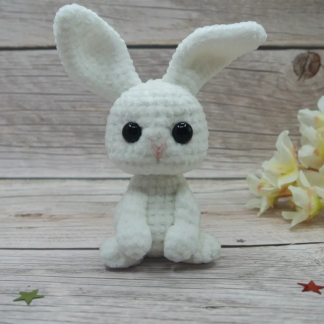Amigurumi au crochet d'un lapin blanc