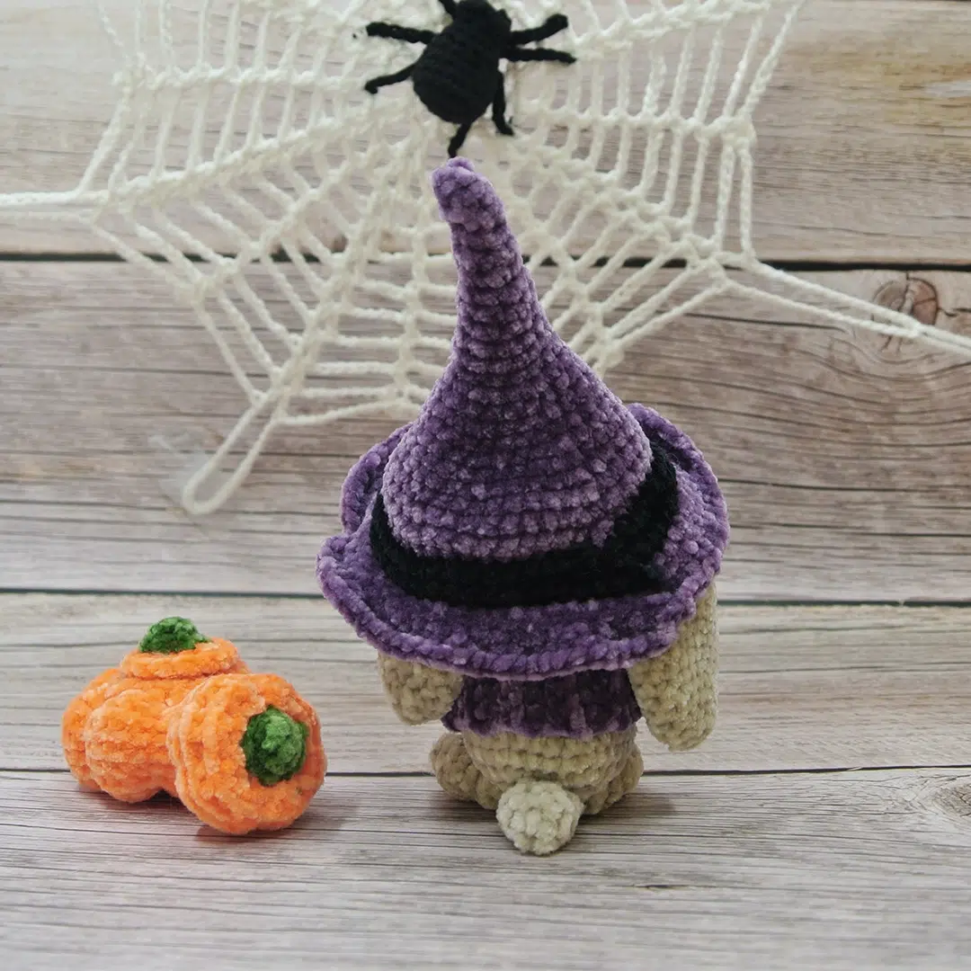 Amigurumi lapine sorcière vue de dos avec son déguisement violet pour Halloween
