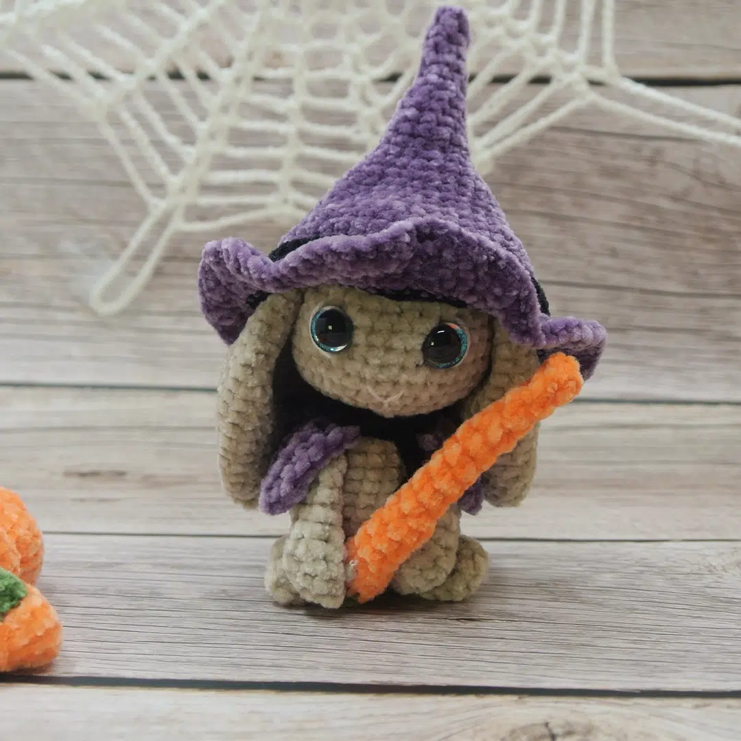 Amigurumi lapine sorcière et son déguisement violet pour Halloween