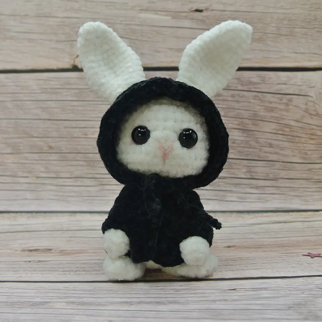 Amigurumi lapin blanc d'Halloween au crochet et son déguisement noir