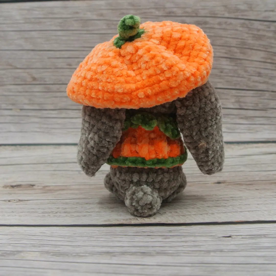 Amigurumi d'une lapine et son déguisement de citrouille pour Halloween vue de dos
