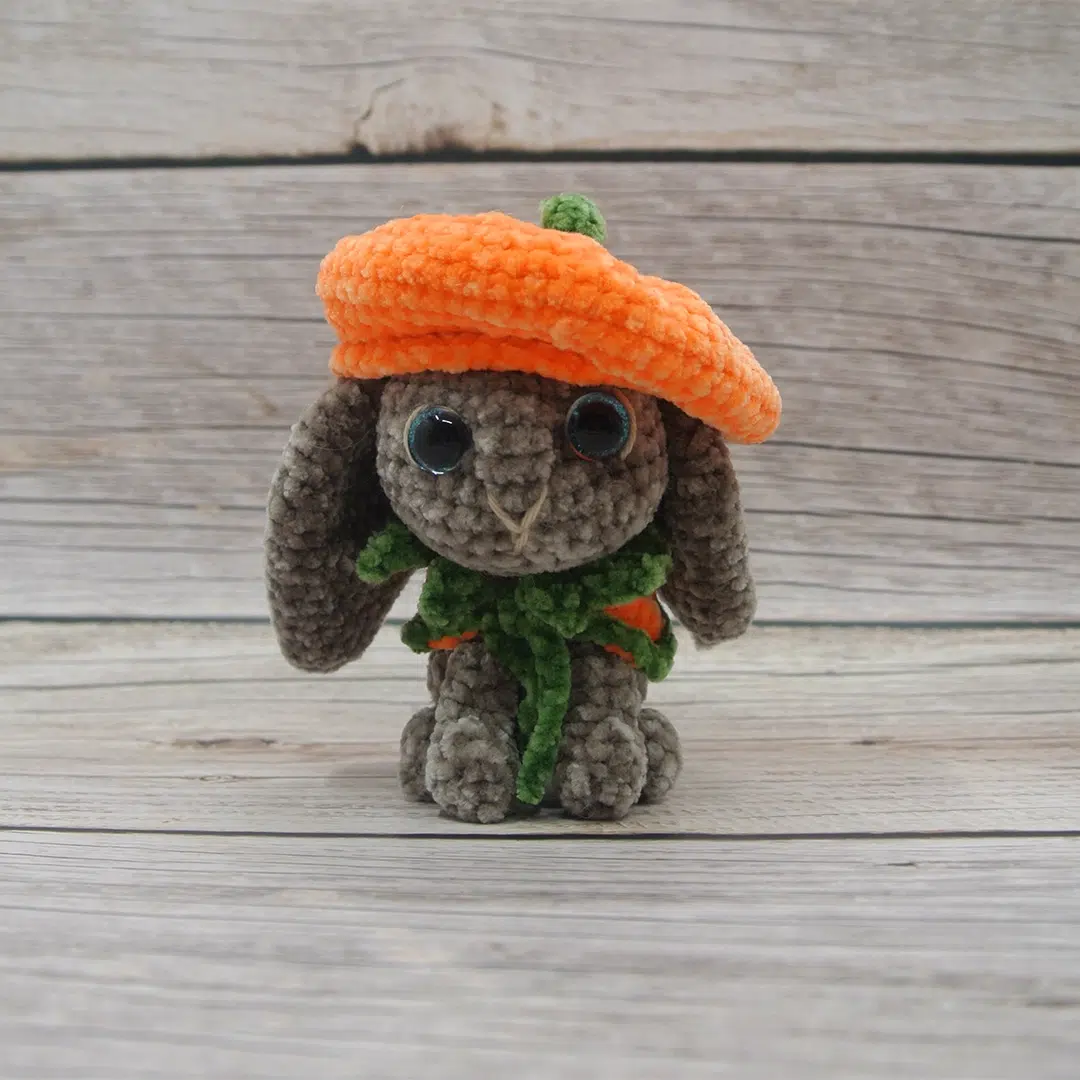Amigurumi d'une lapine et son déguisement de citrouille pour Halloween