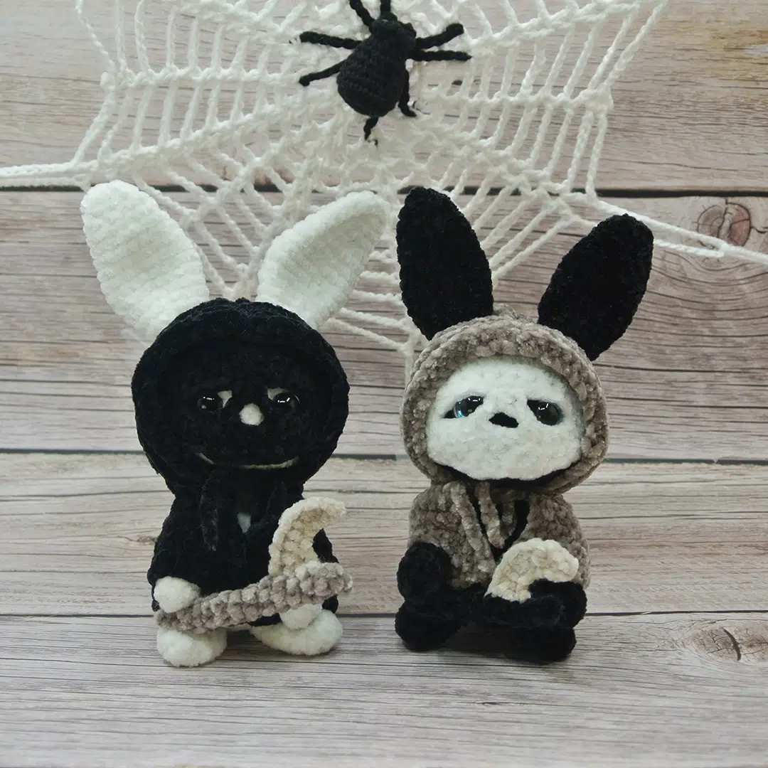 Amigurumis de deux lapins noirs et blancs et leurs déguisements pour Halloween