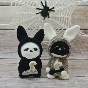 Amigurumis d'Halloween de deux lapins noirs et blancs avec leurs déguisements