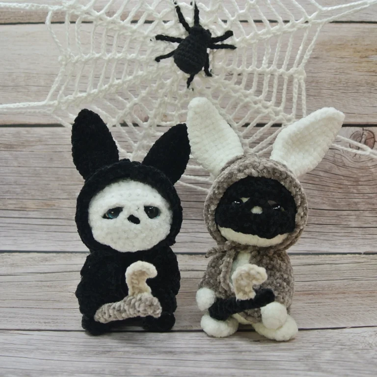 Amigurumis d'Halloween de deux lapins noirs et blancs avec leurs déguisements