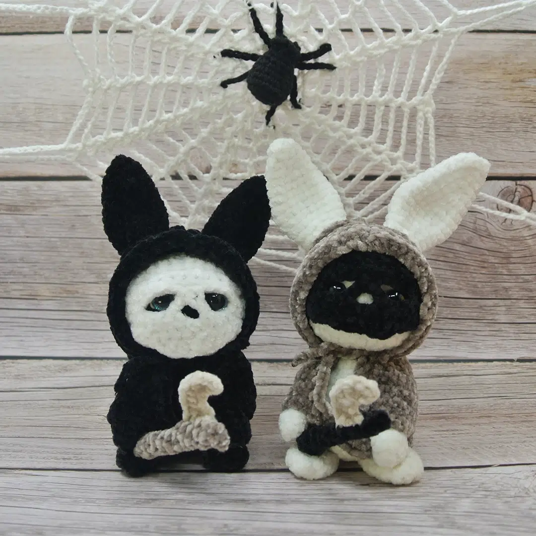 Amigurumis d'Halloween de deux lapins noirs et blancs avec leurs déguisements