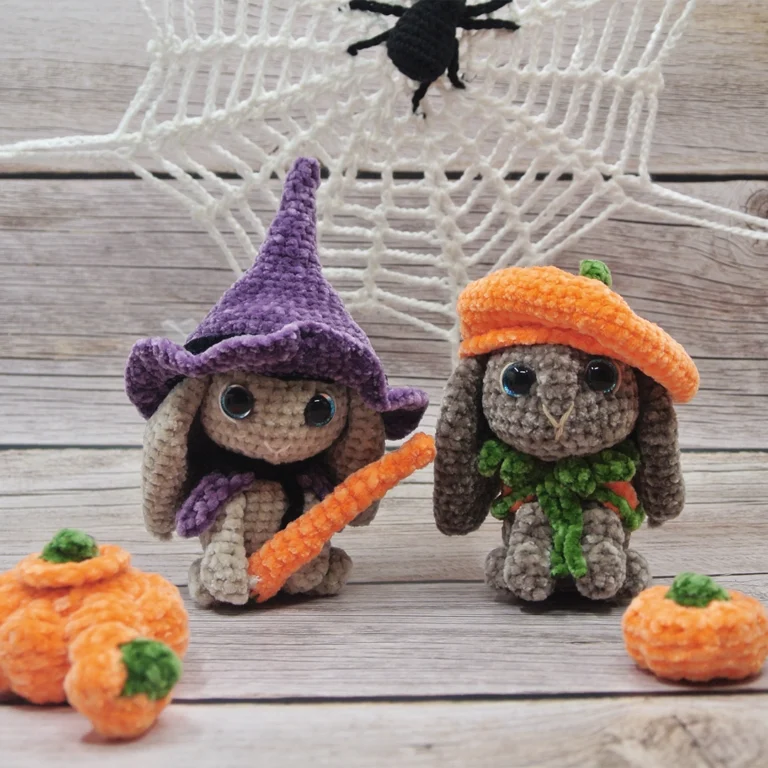 Deux amigurumis lapins d'Halloween avec leurs déguisements citrouille et sorcière