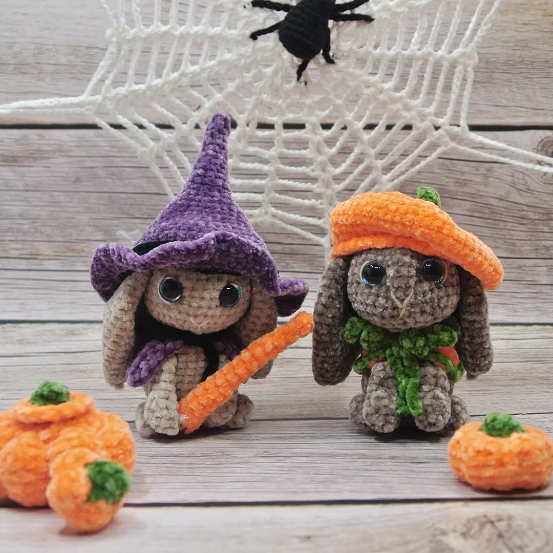Deux amigurumis lapins d'Halloween avec leurs déguisements citrouille et sorcière