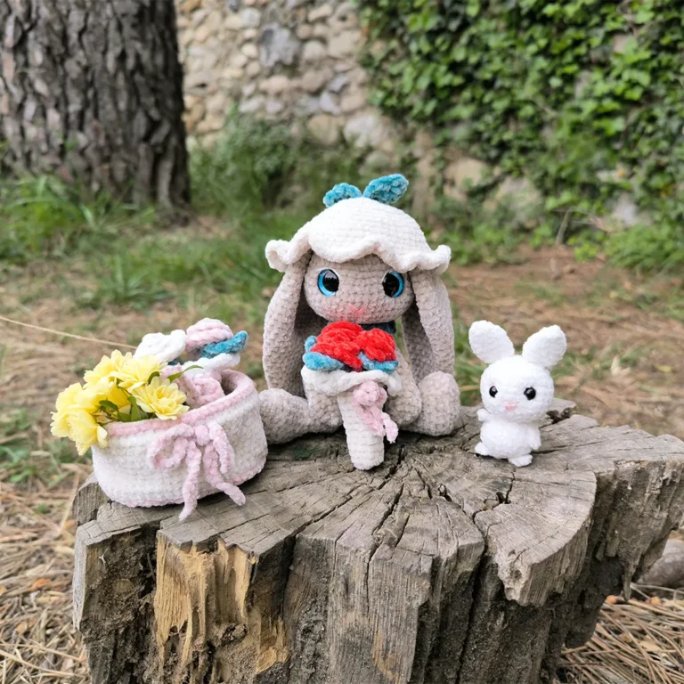 Amigurumi de la lapine April avec son lapereau et un panier de fleurs