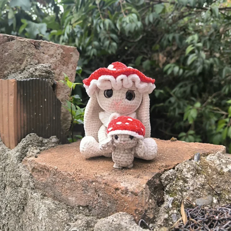 Amigurumi Amber la lapine et son chapeau champignon rouge