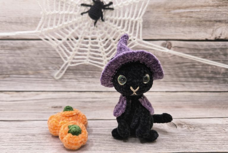 Amigurumi-chat-noir-chapeau-violet-4