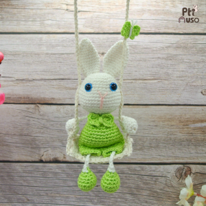 Bambola lapin pendentif amigurumi qui s'accroche à votre rétroviseur